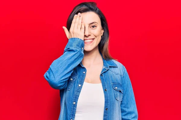 Jonge Mooie Vrouw Dragen Casual Kleding Die Een Oog Met — Stockfoto