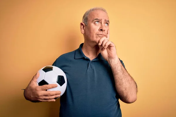 Edad Media Hoary Jugador Hombre Jugando Fútbol Sosteniendo Pelota Fútbol — Foto de Stock