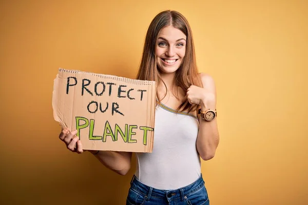 Mujer Pelirroja Joven Pidiendo Medio Ambiente Sosteniendo Pancarta Con Proteger — Foto de Stock
