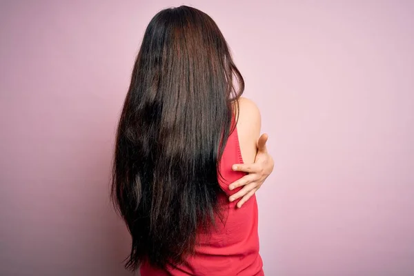 Mujer Morena Joven Con Camisa Verano Casual Sobre Fondo Rosa —  Fotos de Stock