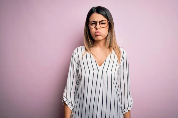 Giovane Bella Donna Indossa Casual Righe Shirt Occhiali Sfondo Rosa — Foto Stock