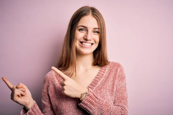 Joven Hermosa Pelirroja Vistiendo Suéter Casual Sobre Fondo Rosa Aislado —  Fotos de Stock