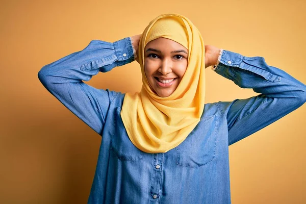 Ung Vacker Kvinna Med Lockigt Hår Bär Arabiska Traditionella Hijab — Stockfoto