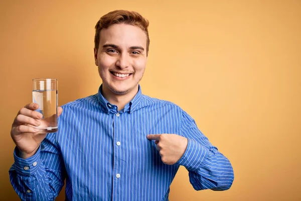 Giovane Bel Rosso Uomo Bere Bicchiere Acqua Sfondo Giallo Isolato — Foto Stock