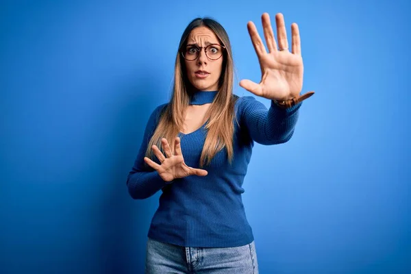 Joven Mujer Rubia Hermosa Con Ojos Azules Con Gafas Pie —  Fotos de Stock