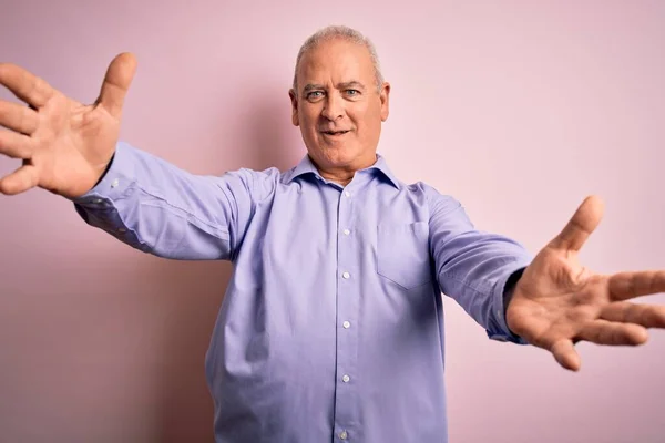 Homem Hoary Bonito Meia Idade Vestindo Camisa Casual Sobre Fundo — Fotografia de Stock