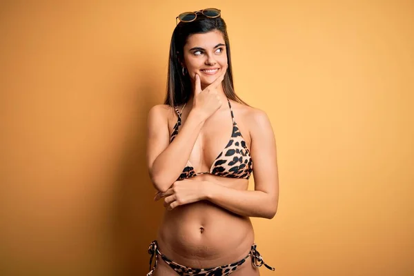 Ung Vacker Brunett Kvinna Semester Bär Badkläder Bikini Över Gul — Stockfoto