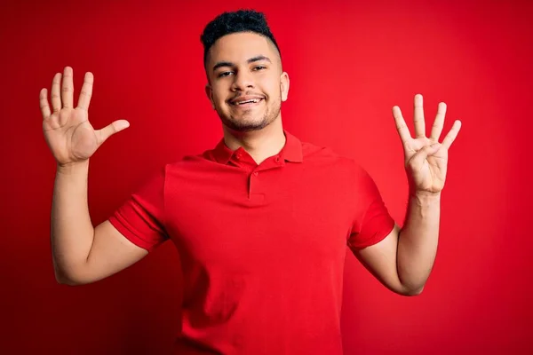 Junger Gutaussehender Mann Rotem Lässigem Polo Steht Vor Isoliertem Hintergrund — Stockfoto