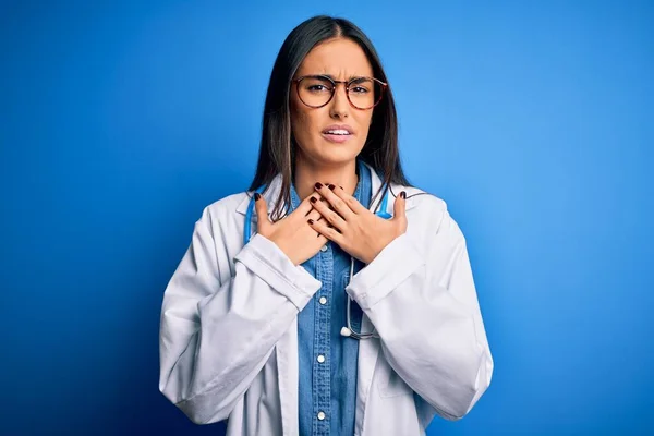 Joven Hermosa Doctora Mujer Usando Estetoscopio Gafas Sobre Fondo Azul —  Fotos de Stock