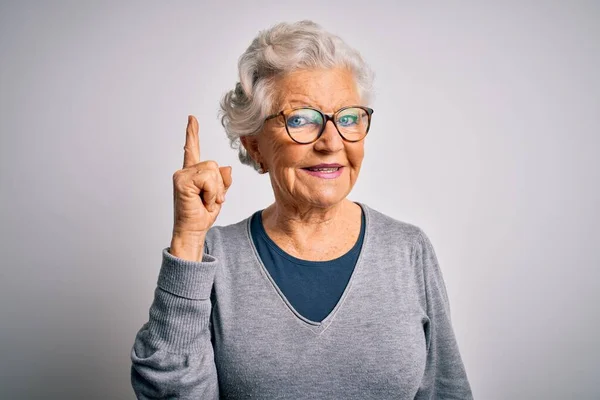 Senior Krásná Šedovlasá Žena Nosí Ležérní Svetr Brýle Přes Bílé — Stock fotografie