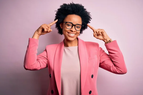 Молода Афроамериканська Бізнесменка Кучерявим Волоссям Одягнена Рожеву Куртку Посміхається Вказуючи — стокове фото