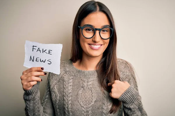 Młoda Piękna Brunetka Kobieta Nosi Okulary Trzymając Papier Fałszywymi Wiadomościami — Zdjęcie stockowe