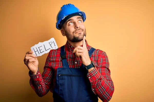 Homem Jovem Construtor Vestindo Capacete Segurança Oferecendo Ajuda Apoio Sobre — Fotografia de Stock
