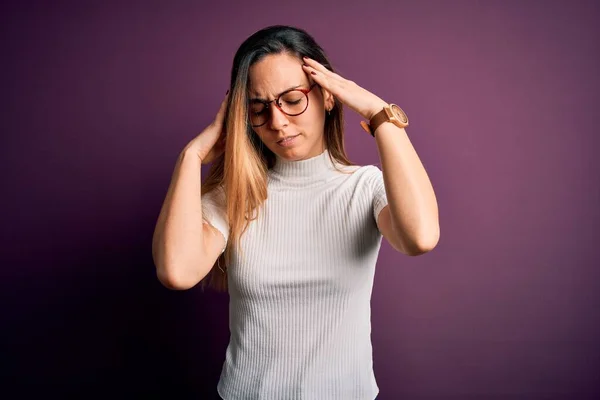 Junge Schöne Blonde Frau Mit Blauen Augen Trägt Lässiges Shirt — Stockfoto