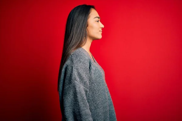 Ung Vacker Asiatisk Kvinna Bär Casual Tröja Stående Över Isolerad — Stockfoto