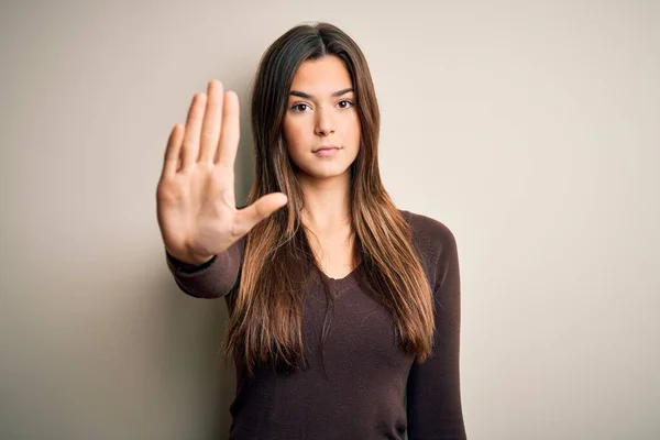 Giovane Bella Ragazza Indossa Maglione Casual Piedi Sfondo Bianco Isolato — Foto Stock