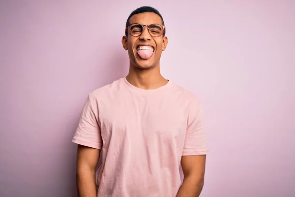 Schöner Afrikanisch Amerikanischer Mann Lässigem Shirt Und Brille Über Rosa — Stockfoto