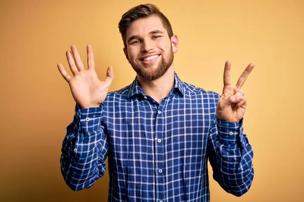 Jonge Blonde Zakenman Met Baard Blauwe Ogen Dragen Shirt Gele — Stockfoto