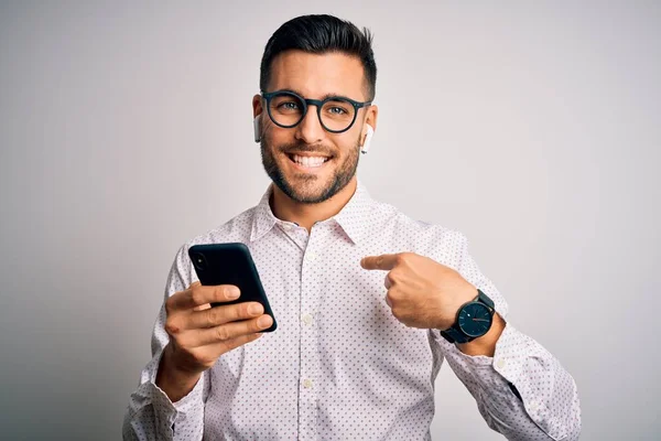 Jovem Homem Bonito Usando Óculos Tendo Conversa Usando Smartphone Fones — Fotografia de Stock