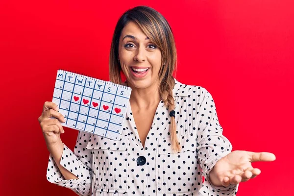 Jonge Mooie Vrouw Holding Periode Kalender Vieren Prestatie Met Vrolijke — Stockfoto