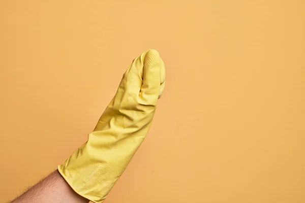 Zole Edilmiş Sarı Arka Plan Üzerinde Temizlik Eldiveni Olan Beyaz — Stok fotoğraf