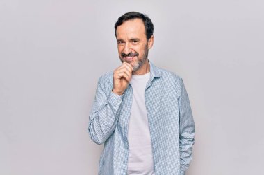  Kameraya kollarını kavuşturup, elleri çenesinde kendinden emin bir şekilde gülümsüyor. Olumlu düşünüyorum..