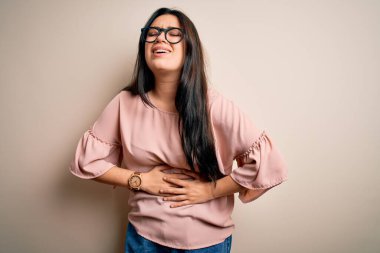 Esmer, zarif bir kadın, midesi bulanan, acı verici bir hastalıktan dolayı izole edilmiş arka planda gözlük takıyor. Ache kavramı.