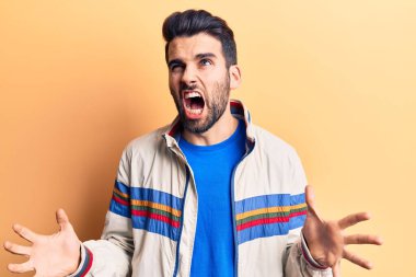 Sakallı, sıradan bir ceket giyen, deli gibi bağıran, sinirli ifadeli ve kollarını kaldırmış genç yakışıklı bir adam. hüsran kavramı. 