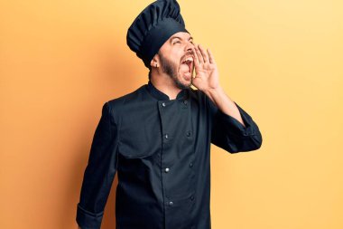 Fırın üniforması giyen genç İspanyol adam el ele tutuşup bağırıyor ve bağırıyordu. iletişim konsepti. 