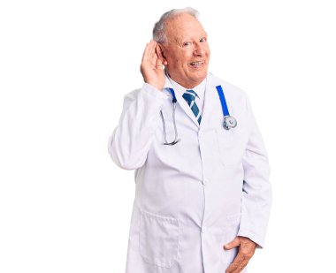 Doktor önlüğü ve steteskop giymiş yaşlı, gri saçlı bir adam kulağından girip kulağından çıkan dedikoduları ve dedikoduları dinliyor. Sağırlık kavramı. 