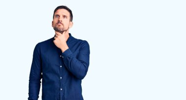 Genç ve yakışıklı bir adam rahat gömleğini giyiyor. Boynuna dokunuyor, boğazı ağrıyor. Grip, mantar ve enfeksiyon kapmış. 