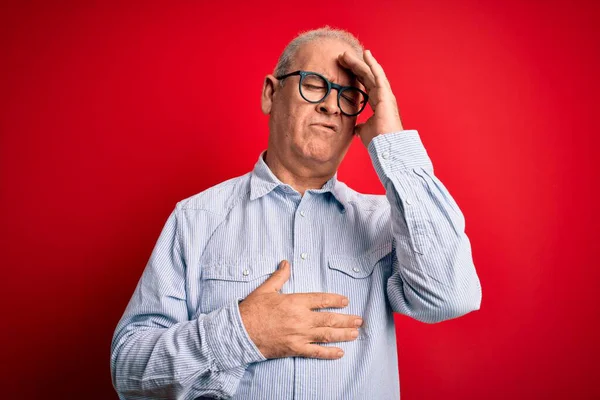 Moyen Âge Beau Homme Satirique Portant Une Chemise Rayée Occasionnelle — Photo