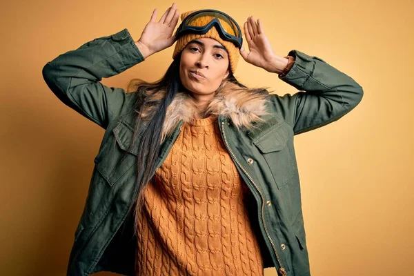 Joven Mujer Hispana Hermosa Con Gafas Esquí Abrigo Para Clima — Foto de Stock