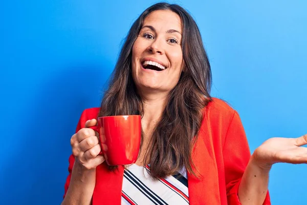 Ung Vacker Brunett Affärskvinna Dricka Mugg Kaffe Över Isolerad Blå — Stockfoto