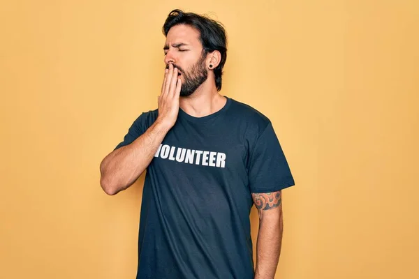 Jovem Bonito Homem Voluntário Hispânico Vestindo Camiseta Voluntária Como Assistência — Fotografia de Stock