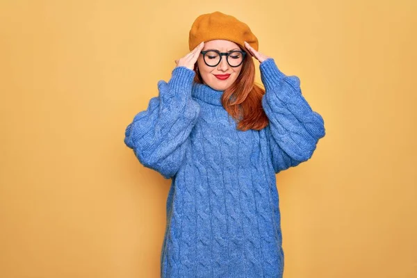 Jeune Belle Rousse Portant Béret Français Lunettes Sur Fond Jaune — Photo