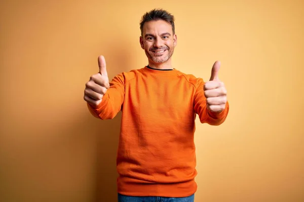 Joven Hombre Guapo Con Suéter Casual Naranja Pie Sobre Fondo — Foto de Stock