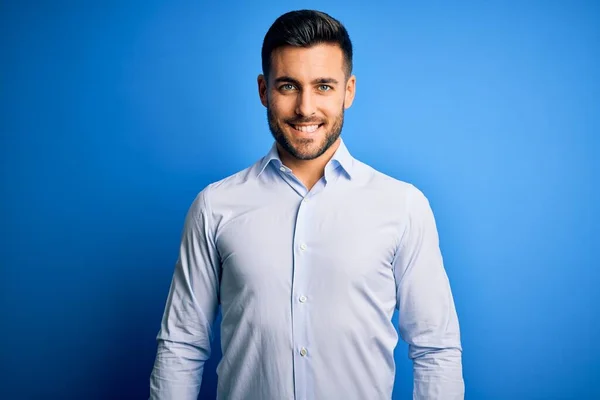 Jeune Homme Élégant Portant Chemise Élégante Debout Sur Fond Bleu — Photo