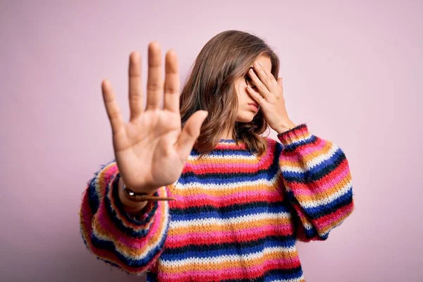 Ung Vacker Blond Flicka Bär Glasögon Och Casual Tröja Över — Stockfoto