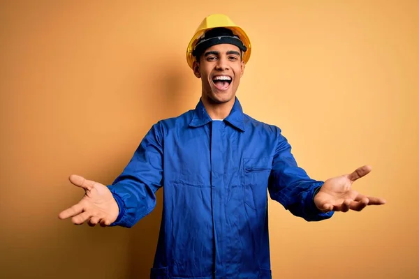 Ung Vacker Afrikansk Amerikansk Arbetare Man Bär Blå Uniform Och — Stockfoto