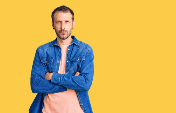 Homem Bonito Jovem Vestindo Roupas Casuais Cético Nervoso Desaprovando Expressão — Fotografia de Stock