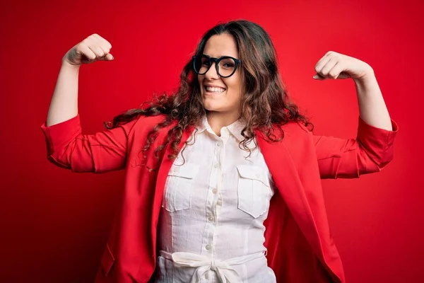 Mujer Hermosa Joven Con Pelo Rizado Con Chaqueta Gafas Sobre — Foto de Stock