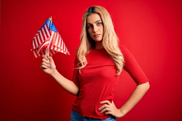 Mooie Blonde Patriottische Vrouw Houdt Verenigde Staten Vlaggen Vieren Onafhankelijkheid — Stockfoto