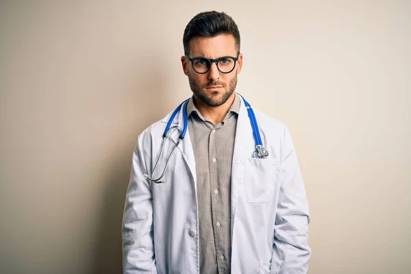 Junger Arzt Mit Brille Weißem Arztkittel Und Stethoskop Über Isoliertem — Stockfoto