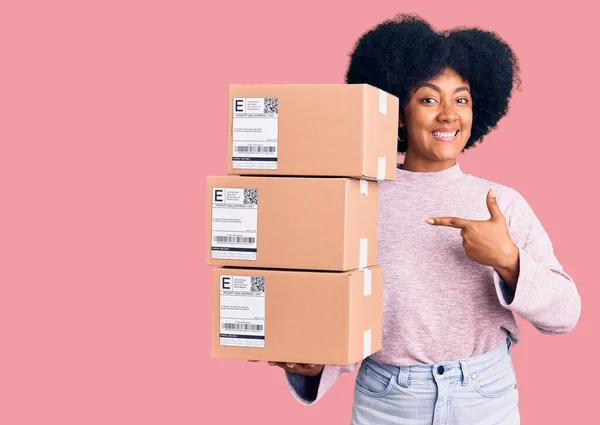 Jovem Afro Americana Segurando Pacote Entrega Sorrindo Feliz Apontando Com — Fotografia de Stock