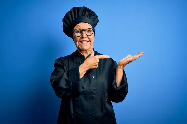 Senior Hermosa Mujer Chef Pelo Gris Con Uniforme Cocina Sombrero —  Fotos de Stock