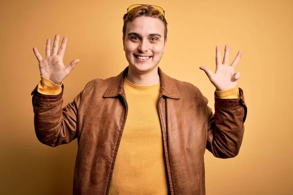 Jovem Homem Ruivo Bonito Vestindo Jaqueta Couro Casual Sobre Fundo — Fotografia de Stock