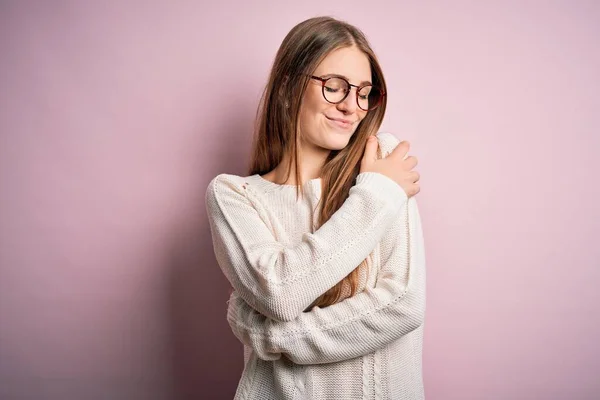 Joven Mujer Pelirroja Hermosa Con Suéter Casual Gafas Sobre Fondo — Foto de Stock