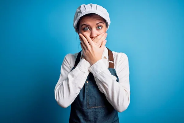 Joven Hermosa Panadera Mujer Con Ojos Azules Usando Delantal Gorra — Foto de Stock