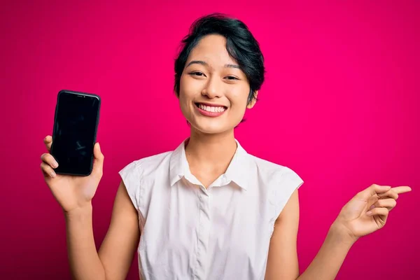 Jeune Belle Fille Asiatique Tenant Smartphone Montrant Écran Sur Fond — Photo